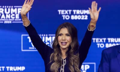 Fotografía de archivo del 14 de octubre de 2024 de la gobernadora de Dakota del Sur, Kristi Noem, saludando durante un evento de campaña en el Greater Philadelphia Expo Center & Fairgrounds de Oaks, Pensilvania (Estados Unidos). EFE/ Shawn Thew