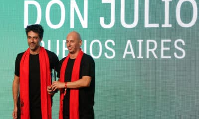 Los chefs Guido Tassi (i) y Pablo Rivero, del restaurante argentino Don Julio posan durante una ceremonia este martes, en el Museo Histórico Nacional de Brasil en Río de Janeiro (Brasil). EFE/ André Coelho