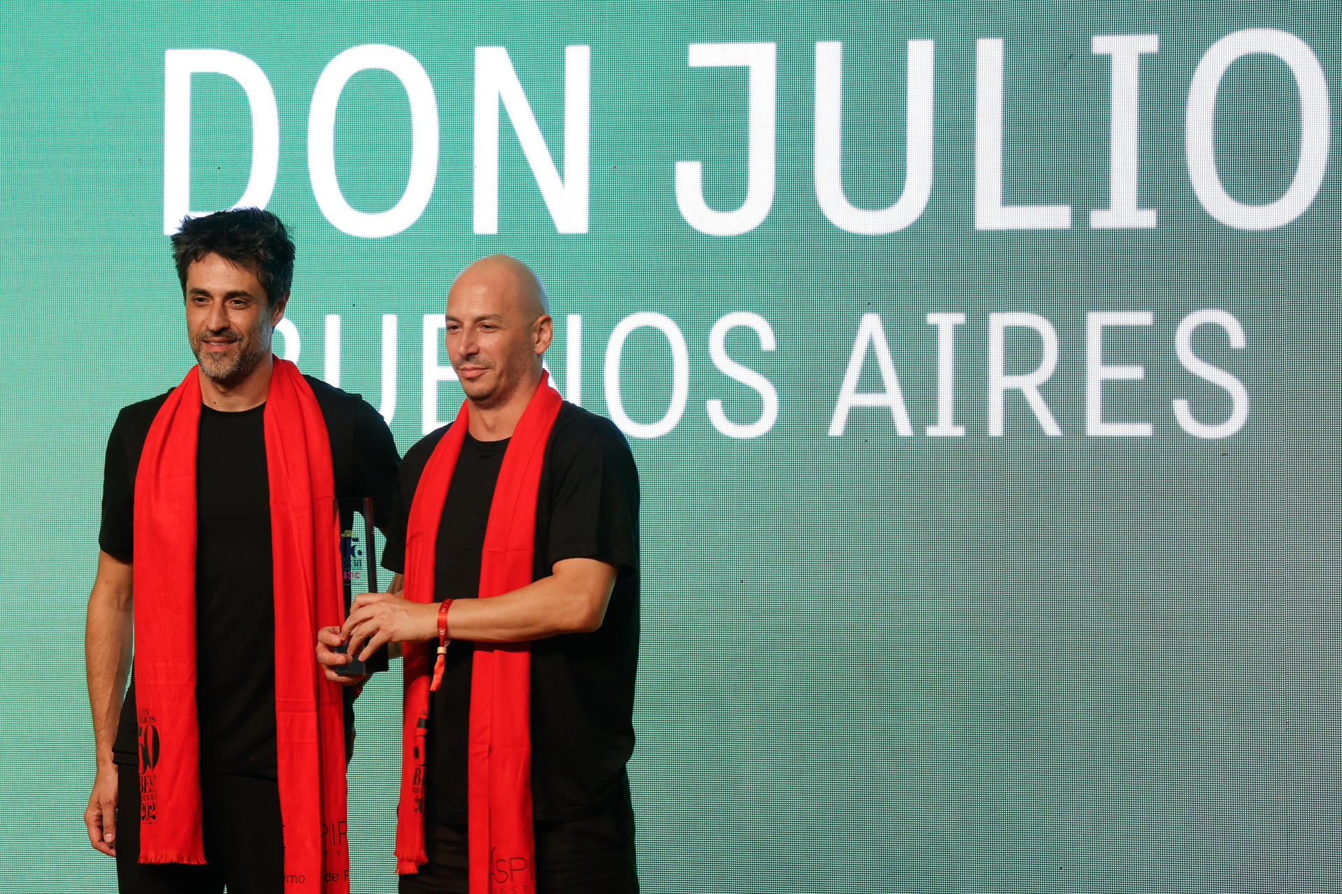 Los chefs Guido Tassi (i) y Pablo Rivero, del restaurante argentino Don Julio posan durante una ceremonia este martes, en el Museo Histórico Nacional de Brasil en Río de Janeiro (Brasil). EFE/ André Coelho