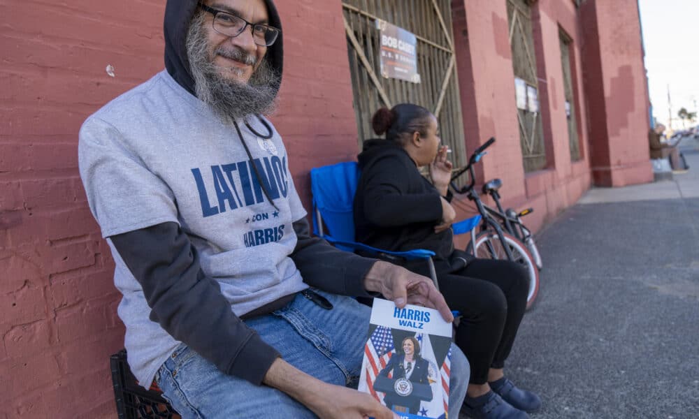 Un hombre con una camisa de 'Latinos con Harris' muestra propaganda electoral . EFE/ Ángel Colmenares