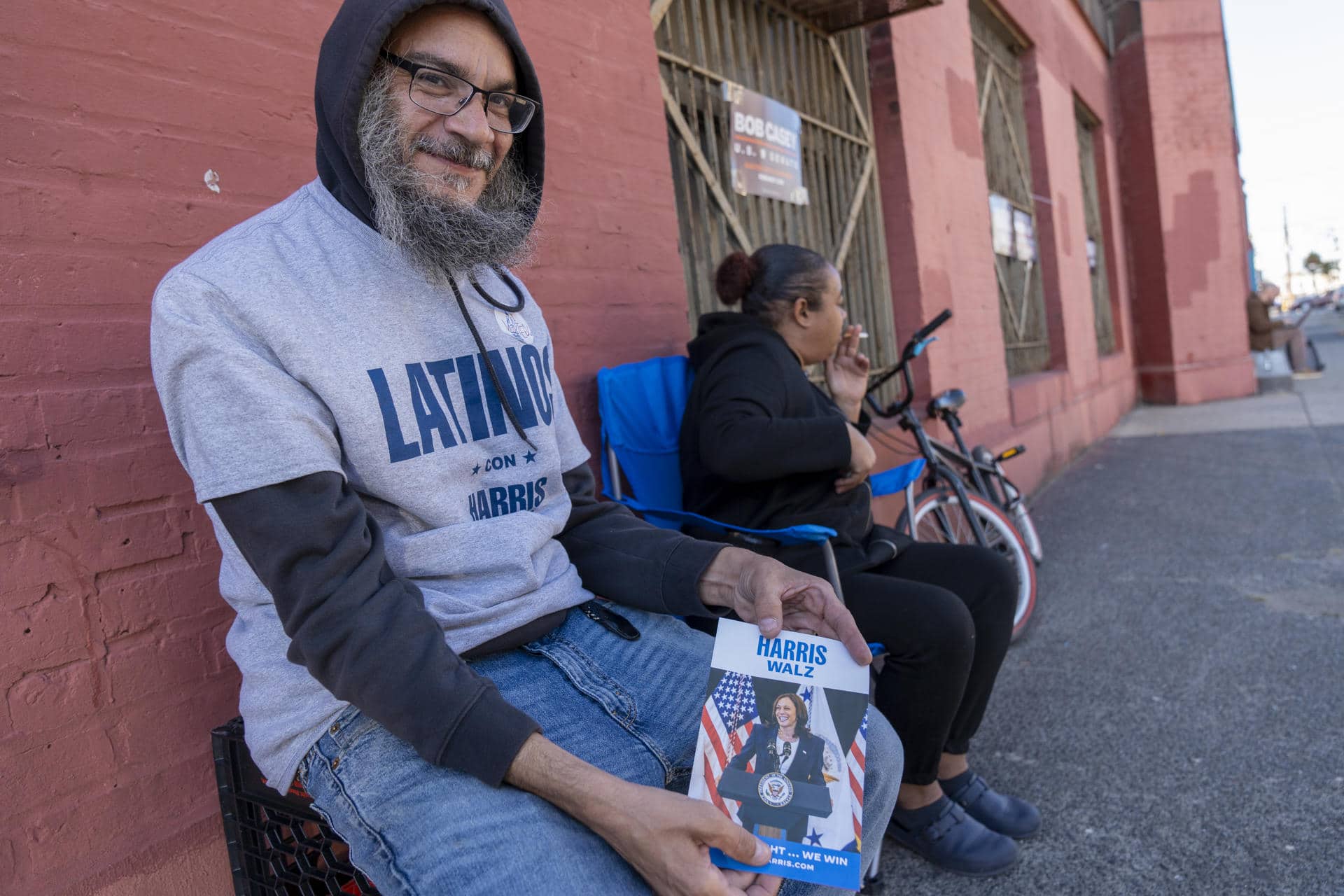 Un hombre con una camisa de 'Latinos con Harris' muestra propaganda electoral . EFE/ Ángel Colmenares