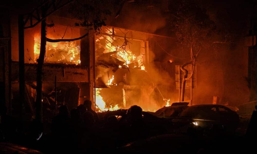 Edificio atacado por el Ejército israelí en Mar Elias, en Beirut, Líbano. EFE/EPA/WAEL HAMZEH