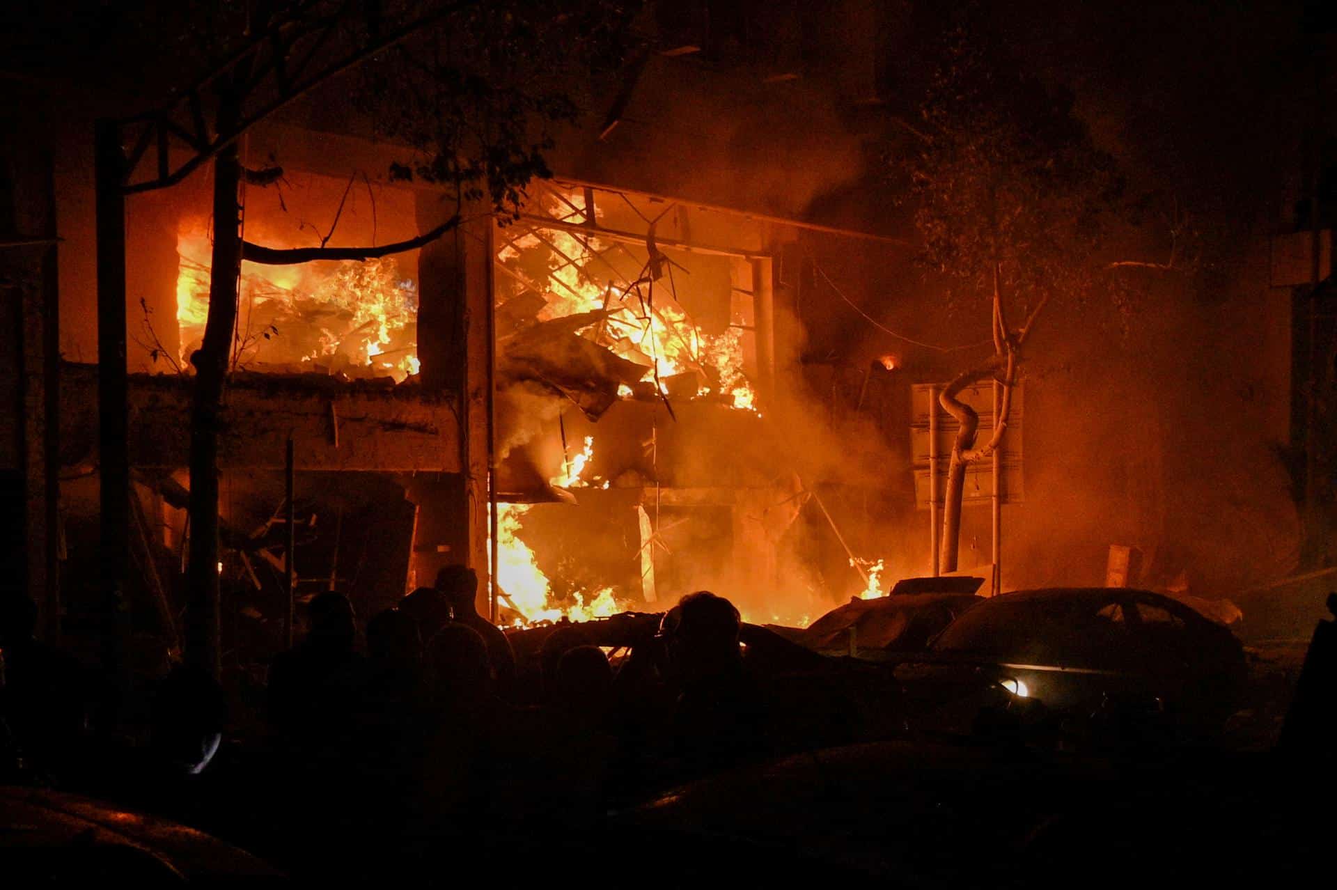 Edificio atacado por el Ejército israelí en Mar Elias, en Beirut, Líbano. EFE/EPA/WAEL HAMZEH