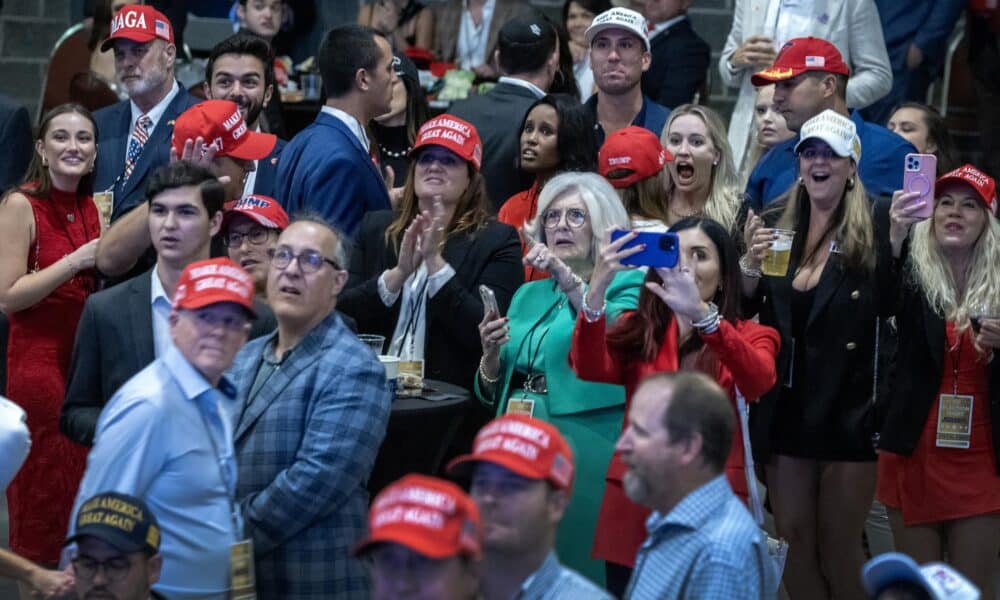 Miembros de la campaña de Donald Trump y simpatizantes congregados en el cuartel general de los republicanos en Florida mantienen el optimismo por el avance del escrutinio en estados clave y consideran que los datos muestran que tanto los latinos como el resto de los votantes han confiado en las propuestas económicas de su candidato. EFE/Cristóbal Herrera-ULASHKEVICH