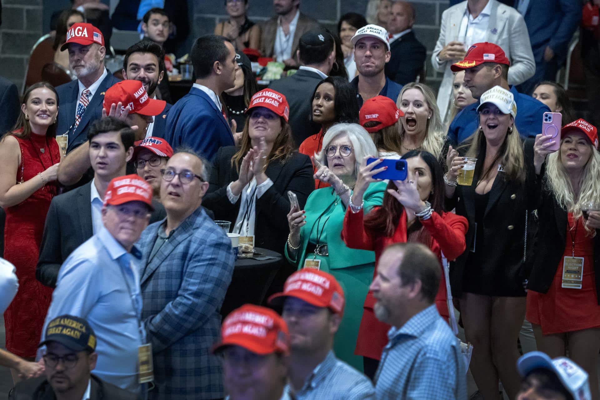 Miembros de la campaña de Donald Trump y simpatizantes congregados en el cuartel general de los republicanos en Florida mantienen el optimismo por el avance del escrutinio en estados clave y consideran que los datos muestran que tanto los latinos como el resto de los votantes han confiado en las propuestas económicas de su candidato. EFE/Cristóbal Herrera-ULASHKEVICH