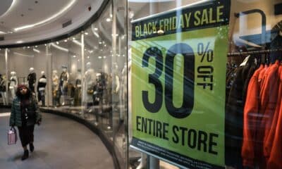 Un comprador pasa frente a un escaparate de una tienda dentro del Fashion Center en Pentagon City durante las compras del Viernes Negro en Arlington, Virginia, EE. UU., el 29 de noviembre de 2024. EFE/EPA/Will Oliver