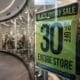 Un comprador pasa frente a un escaparate de una tienda dentro del Fashion Center en Pentagon City durante las compras del Viernes Negro en Arlington, Virginia, EE. UU., el 29 de noviembre de 2024. EFE/EPA/Will Oliver