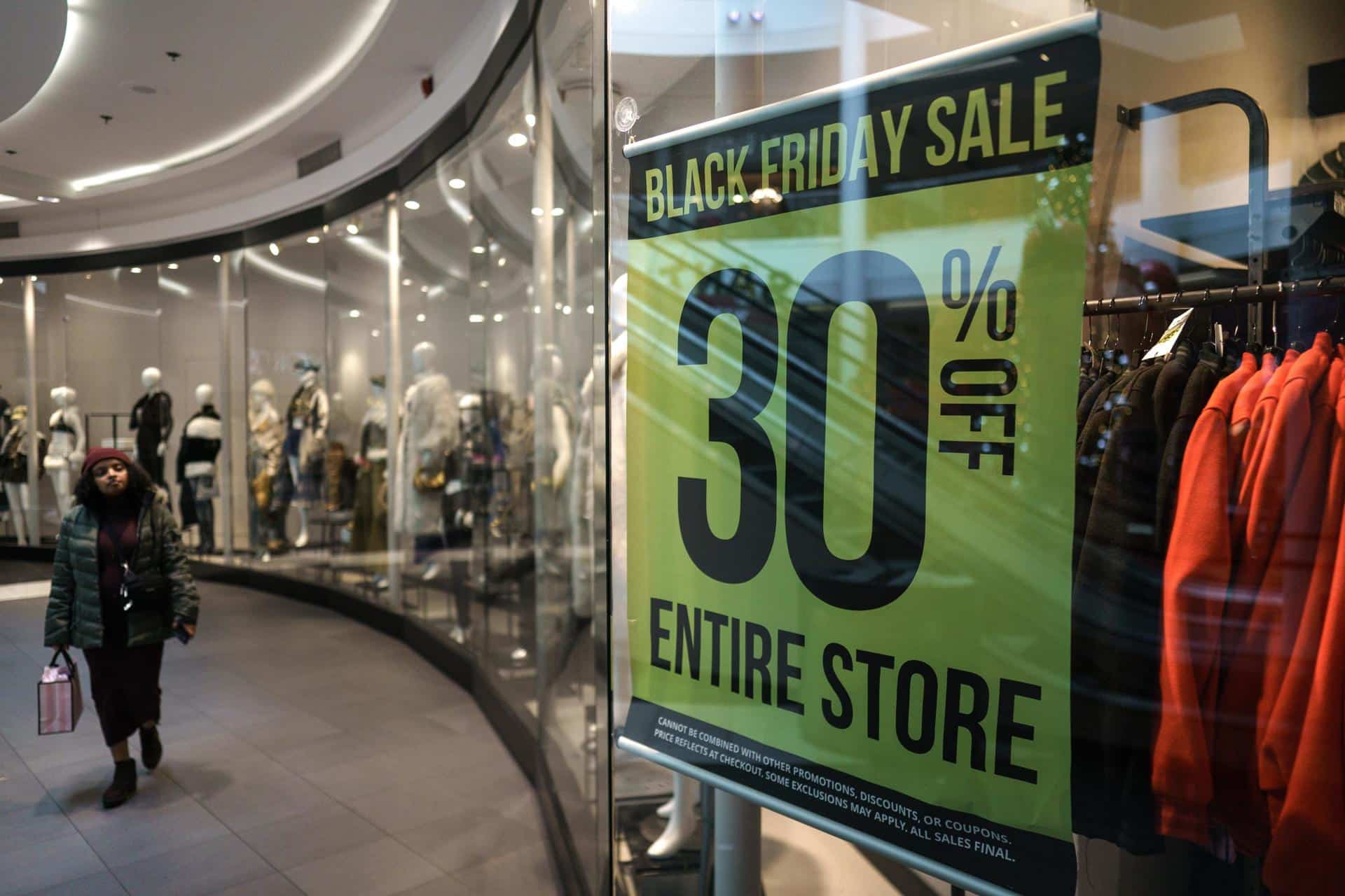 Un comprador pasa frente a un escaparate de una tienda dentro del Fashion Center en Pentagon City durante las compras del Viernes Negro en Arlington, Virginia, EE. UU., el 29 de noviembre de 2024. EFE/EPA/Will Oliver