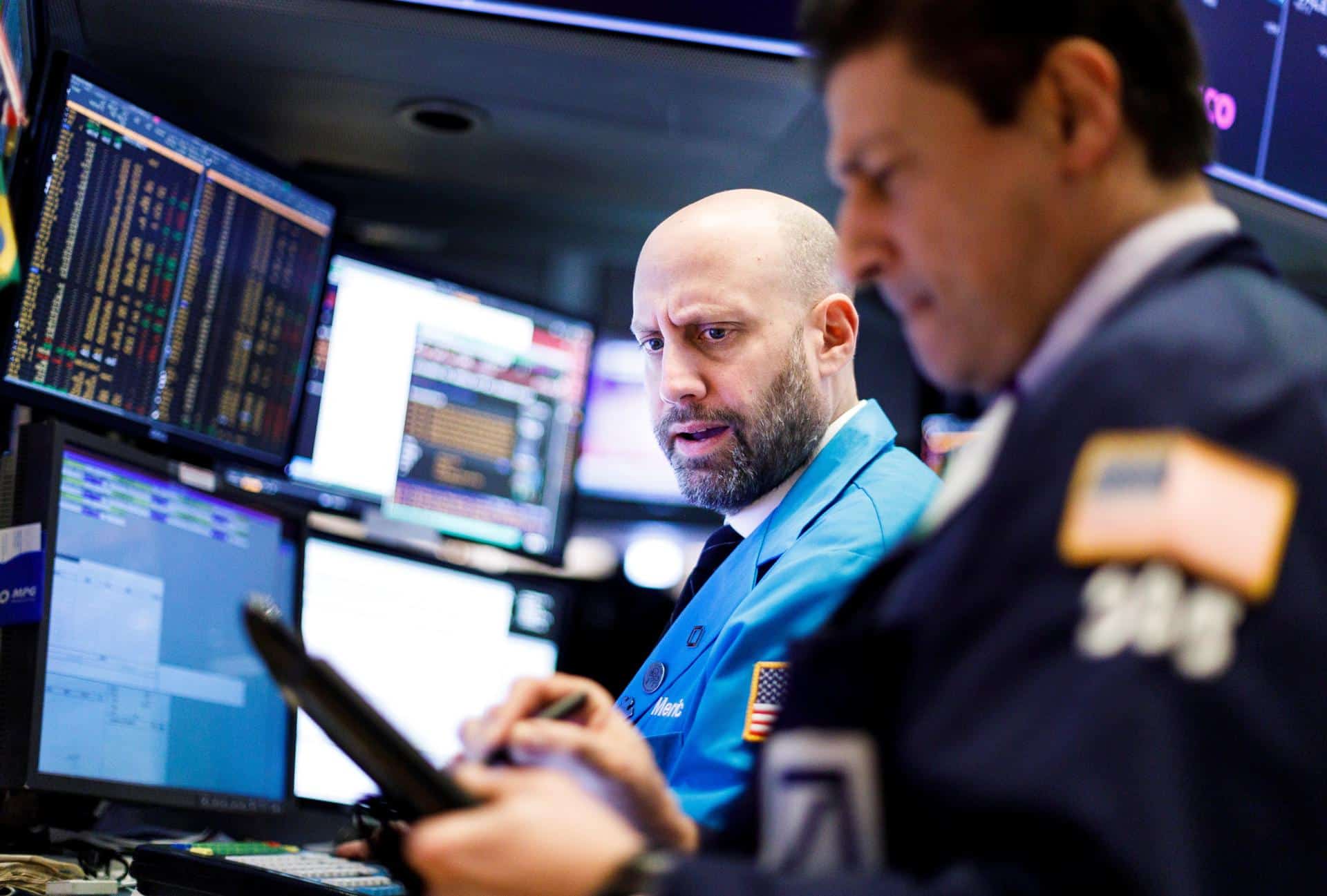 Trabajadores de la bolsa de Wall Street. EPA/JUSTIN LANE