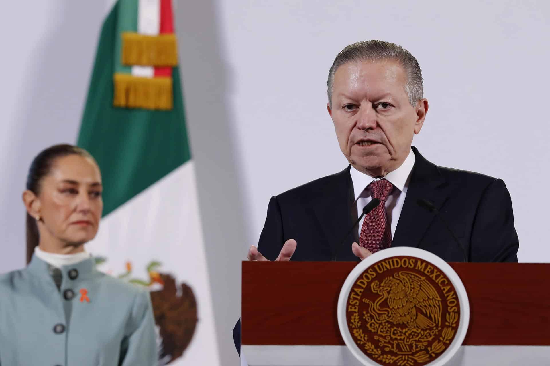 El coordinador general de Política y Gobierno Arturo Zaldívar, participa durante una rueda de prensa este lunes, en Palacio Nacional en Ciudad de México (México). EFE/ Mario Guzmán