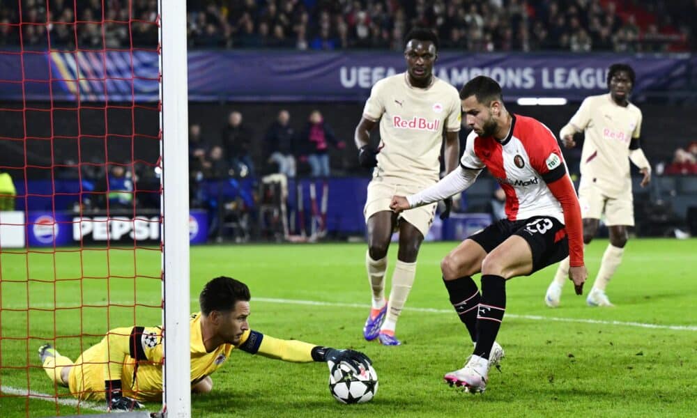 El portero Janis Blaswich, del FC RB Salzburg, detiene la pelota con David Hancko, del Feyenoord, muy cerca durante el partido de la UEFA Champions League que han jugado Feyenoord Rotterdam y FC RB Salzburg en Rotterdam, Países Bajos. EFE/EPA/OLAF KRAAK