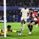 El portero Janis Blaswich, del FC RB Salzburg, detiene la pelota con David Hancko, del Feyenoord, muy cerca durante el partido de la UEFA Champions League que han jugado Feyenoord Rotterdam y FC RB Salzburg en Rotterdam, Países Bajos. EFE/EPA/OLAF KRAAK