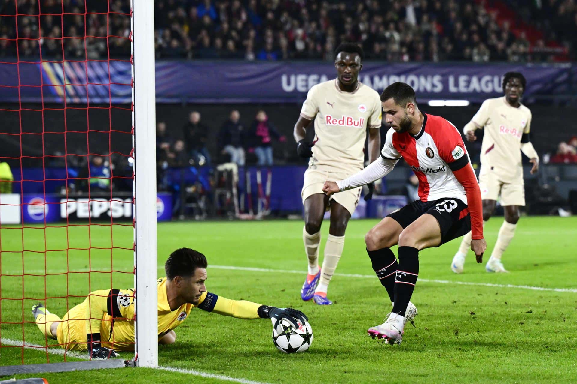 El portero Janis Blaswich, del FC RB Salzburg, detiene la pelota con David Hancko, del Feyenoord, muy cerca durante el partido de la UEFA Champions League que han jugado Feyenoord Rotterdam y FC RB Salzburg en Rotterdam, Países Bajos. EFE/EPA/OLAF KRAAK