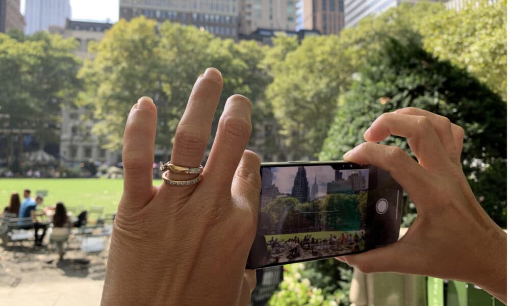 Una persona toma una fotografía con un iPhone 16 Pro en el Central Park de Nueva York (EE.UU.) EFE/ Sarah Yáñez-Richards