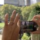 Una persona toma una fotografía con un iPhone 16 Pro en el Central Park de Nueva York (EE.UU.) EFE/ Sarah Yáñez-Richards