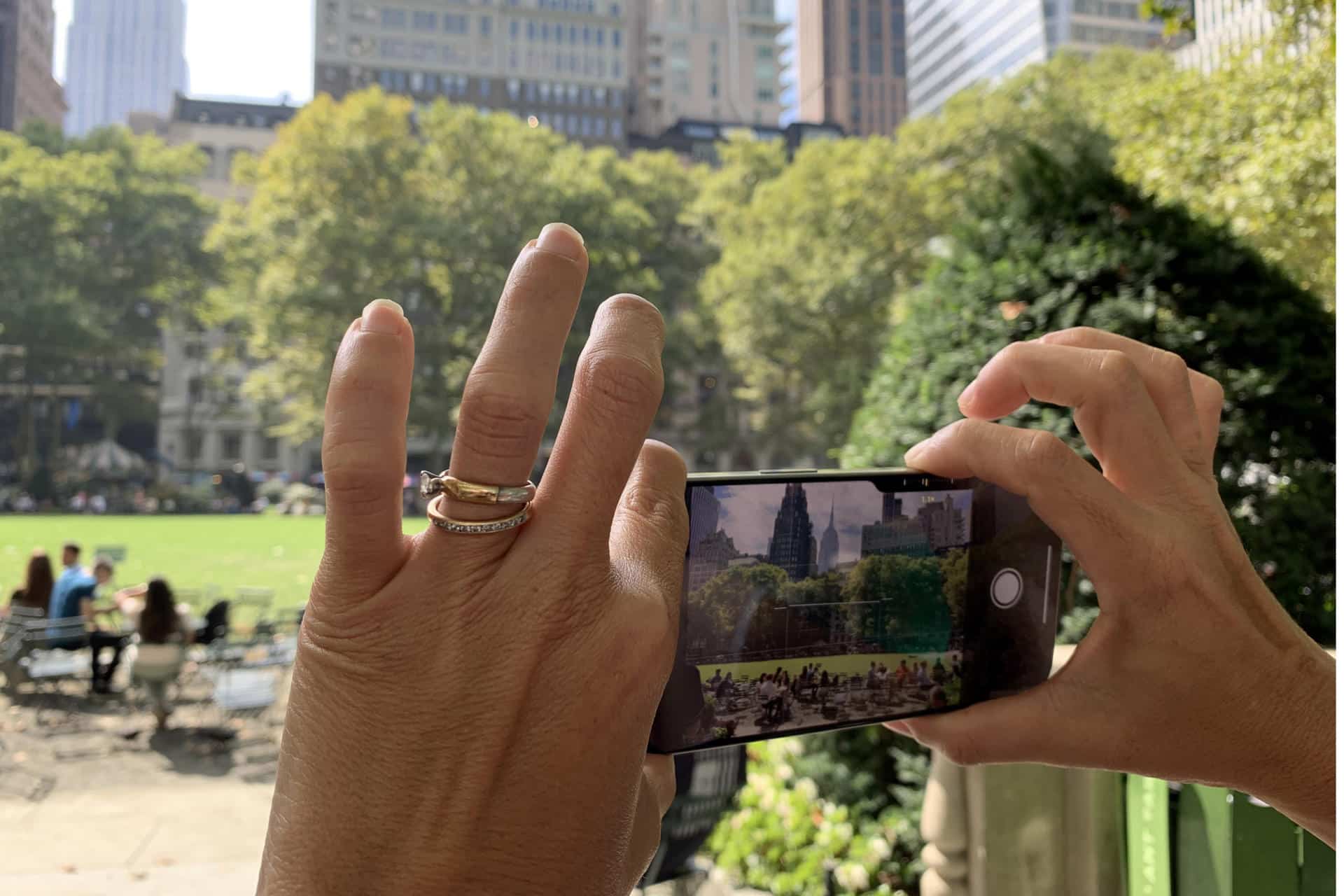 Una persona toma una fotografía con un iPhone 16 Pro en el Central Park de Nueva York (EE.UU.) EFE/ Sarah Yáñez-Richards