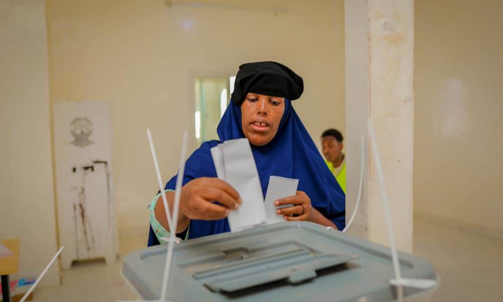 Una mujer emite su voto para las elecciones presidenciales en un centro de salud en Hargeisa, Somalilandia auto-reconocida, 13 de noviembre de 2024. Más de 1.2 millones de votantes registrados son elegibles para emitir sus votos en 2,637 estaciones de votación para elegir al presidente durante los próximos cinco años, según la Comisión Nacional Electoral de Somalilandia. Somaliland proclamó unilateralmente su independencia de Somalia en 1991. (Elections) EFE/EPA/ISAK ABDI AMIN