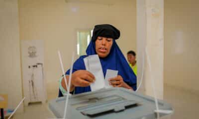 Una mujer emite su voto para las elecciones presidenciales en un centro de salud en Hargeisa, Somalilandia auto-reconocida, 13 de noviembre de 2024. Más de 1.2 millones de votantes registrados son elegibles para emitir sus votos en 2,637 estaciones de votación para elegir al presidente durante los próximos cinco años, según la Comisión Nacional Electoral de Somalilandia. Somaliland proclamó unilateralmente su independencia de Somalia en 1991. (Elections) EFE/EPA/ISAK ABDI AMIN