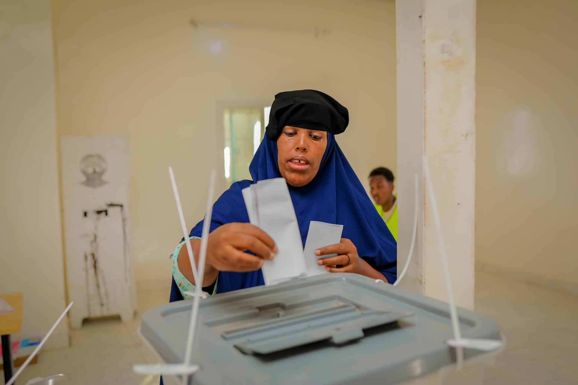 Una mujer emite su voto para las elecciones presidenciales en un centro de salud en Hargeisa, Somalilandia auto-reconocida, 13 de noviembre de 2024. Más de 1.2 millones de votantes registrados son elegibles para emitir sus votos en 2,637 estaciones de votación para elegir al presidente durante los próximos cinco años, según la Comisión Nacional Electoral de Somalilandia. Somaliland proclamó unilateralmente su independencia de Somalia en 1991. (Elections) EFE/EPA/ISAK ABDI AMIN