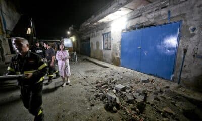 Una zona es acordonada en via Pisciarelli, epicentro de un terremoto, en el límite entre el municipio de Pozzuoli y Agnano, pedanía de Nápoles, Italia.EFE/EPA/CIRO FUSCO