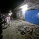 Una zona es acordonada en via Pisciarelli, epicentro de un terremoto, en el límite entre el municipio de Pozzuoli y Agnano, pedanía de Nápoles, Italia.EFE/EPA/CIRO FUSCO