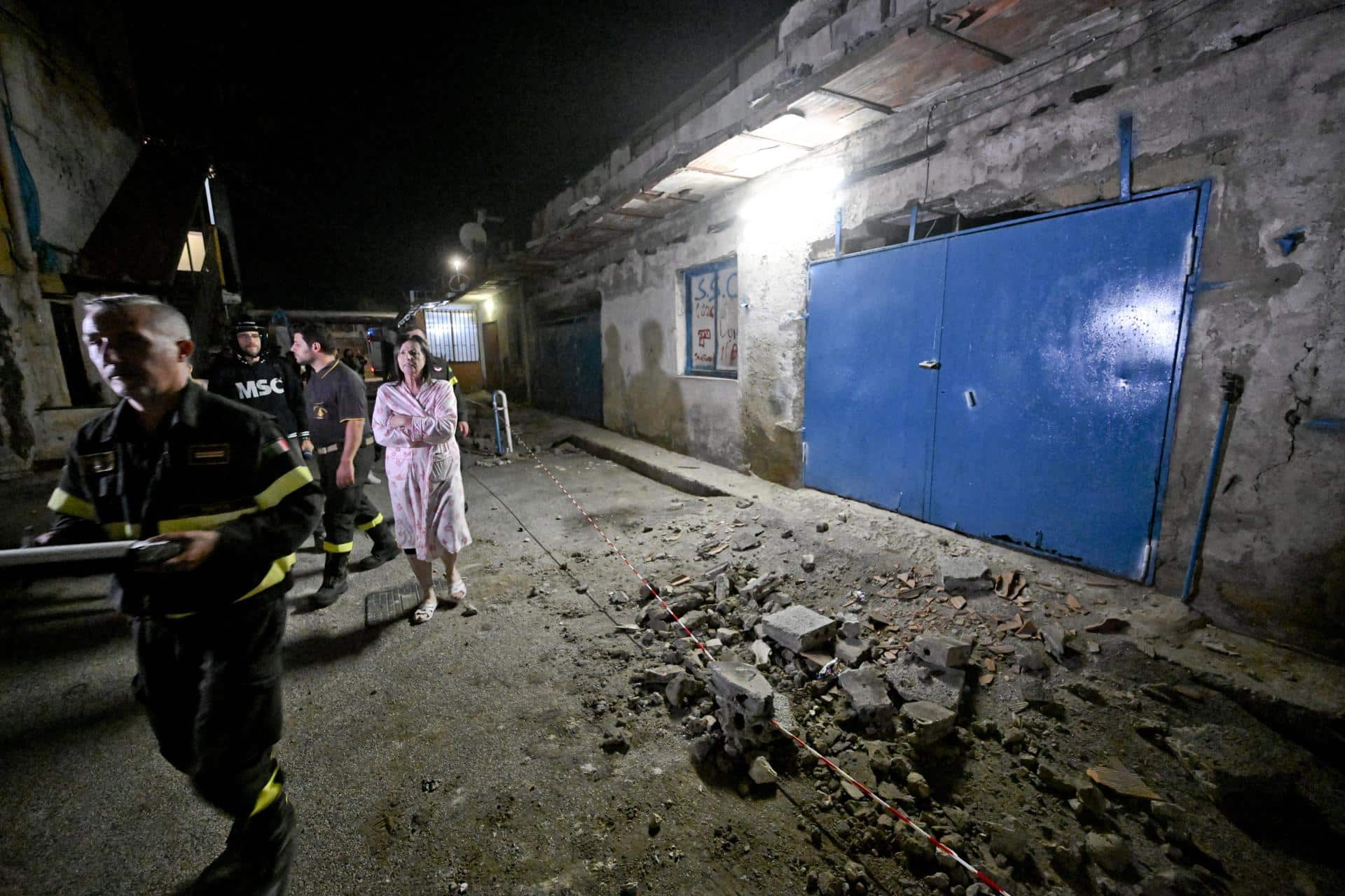 Una zona es acordonada en via Pisciarelli, epicentro de un terremoto, en el límite entre el municipio de Pozzuoli y Agnano, pedanía de Nápoles, Italia.EFE/EPA/CIRO FUSCO