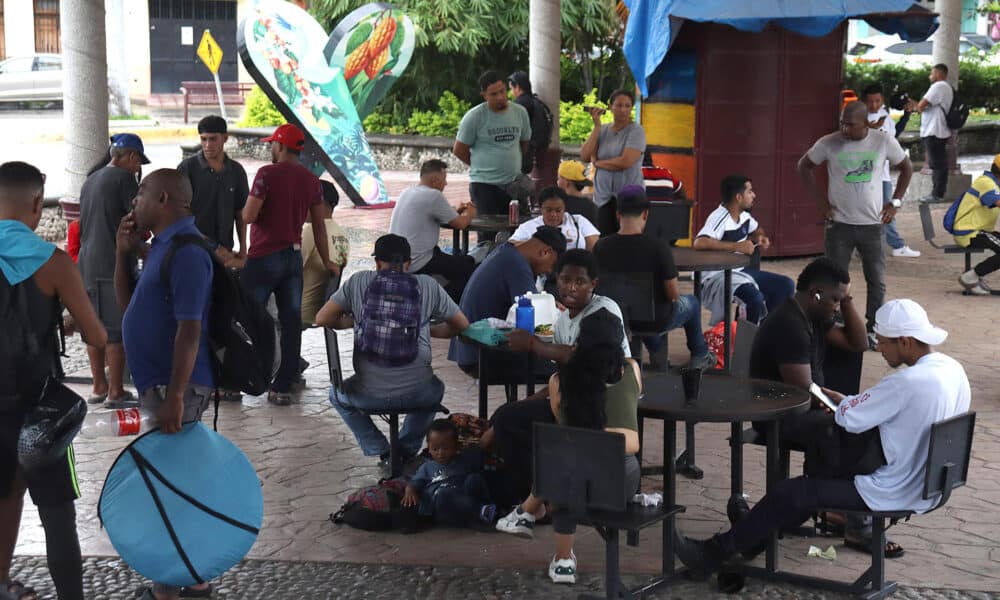 Migrantes permanecen en una plaza pública este martes, en el municipio de Tapachula en el estado de Chiapas (México). EFE/ Juan Manuel Blanco