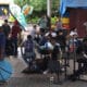 Migrantes permanecen en una plaza pública este martes, en el municipio de Tapachula en el estado de Chiapas (México). EFE/ Juan Manuel Blanco