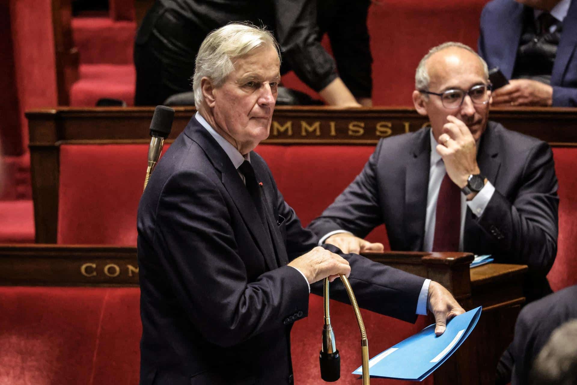 Fotografía de archivo del primer ministro francés, Michel Barnier (izq.), en una sesión de preguntas al Gobierno en la Asamblea Nacional francesa, en París, Francia, el 26 de noviembre de 2024. EFE/EPA/Teresa Suarez