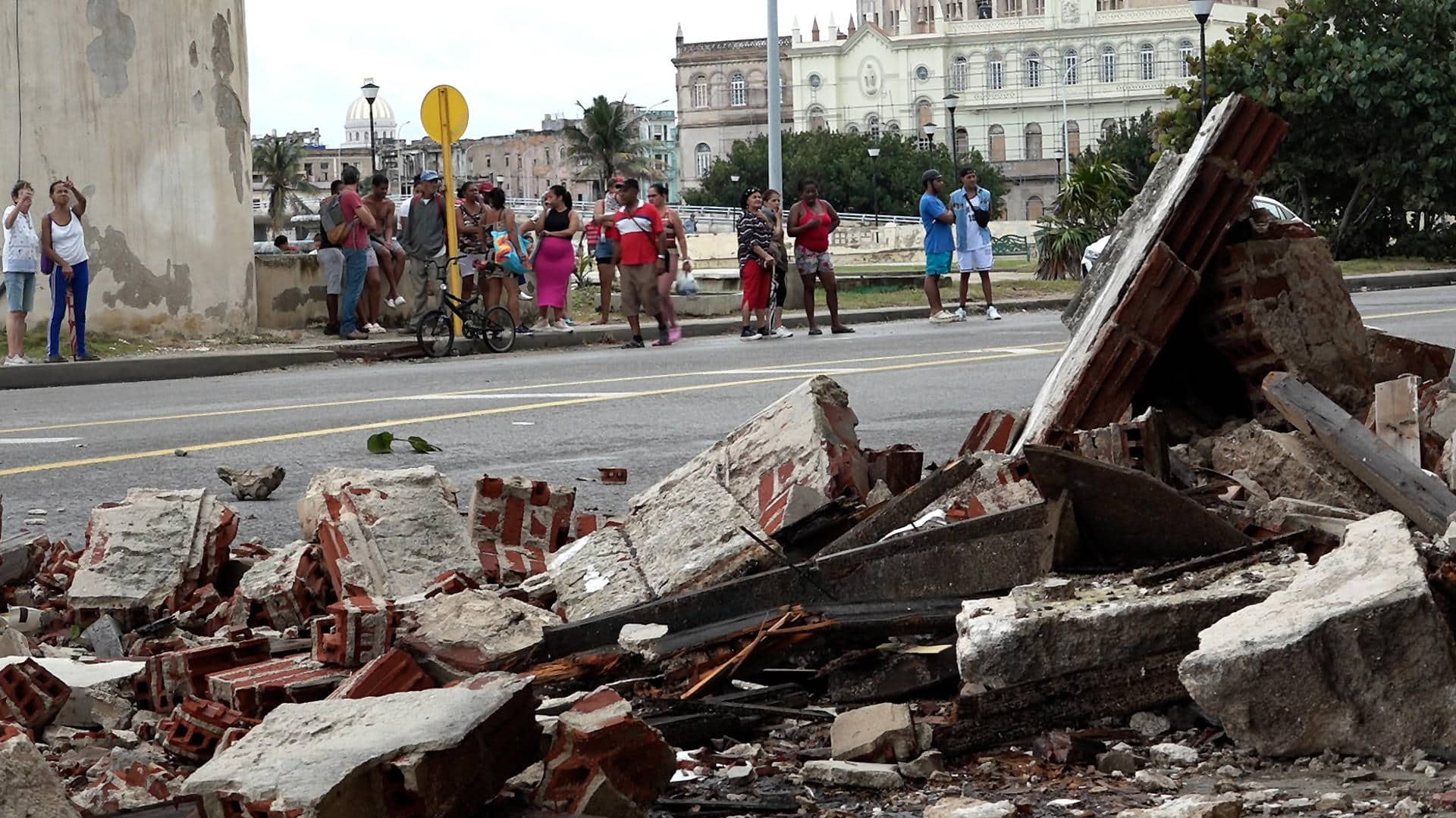 Fotografía de escombros en una calle tras el paso del huracán Rafael, este jueves en La Habana (Cuba). EFE/ Felipe Borrego