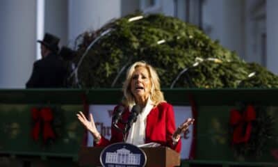 La primera dama de EE. UU., Jill Biden, habla tras recibir el Árbol de Navidad oficial de la Casa Blanca 2024. EFE/JIM LO SCALZO