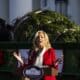 La primera dama de EE. UU., Jill Biden, habla tras recibir el Árbol de Navidad oficial de la Casa Blanca 2024. EFE/JIM LO SCALZO