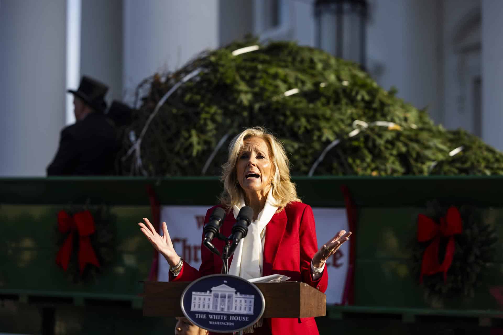 La primera dama de EE. UU., Jill Biden, habla tras recibir el Árbol de Navidad oficial de la Casa Blanca 2024. EFE/JIM LO SCALZO