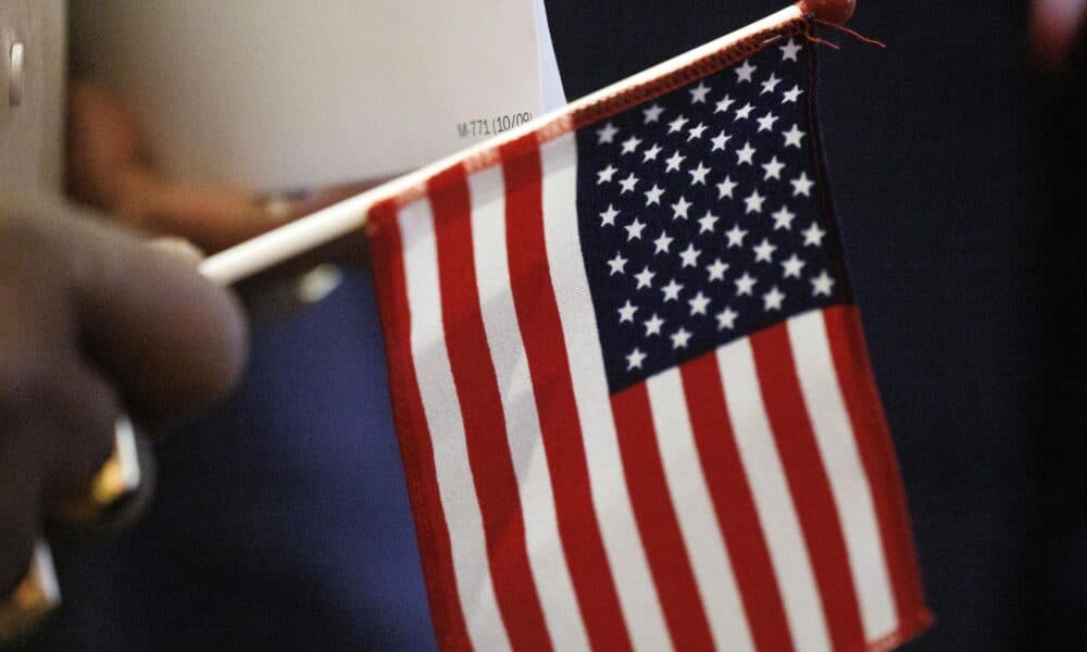 Una persona sostiene una pequeña bandera de Estados Unidos. EFE/EPA/CJ GUNTHER