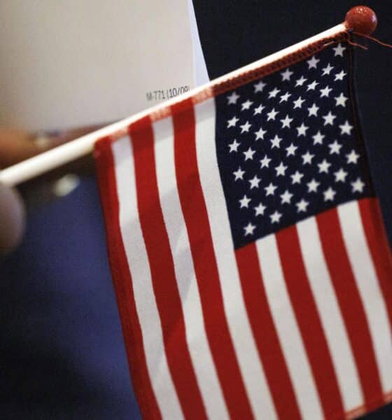 Una persona sostiene una pequeña bandera de Estados Unidos. EFE/EPA/CJ GUNTHER