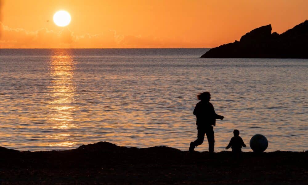 En la imagen de archivo, una familia disfruta de las últimas horas de sol en la Playa de Es Geparut de Sant Elm, en Mallorca. EFE/Cati Cladera