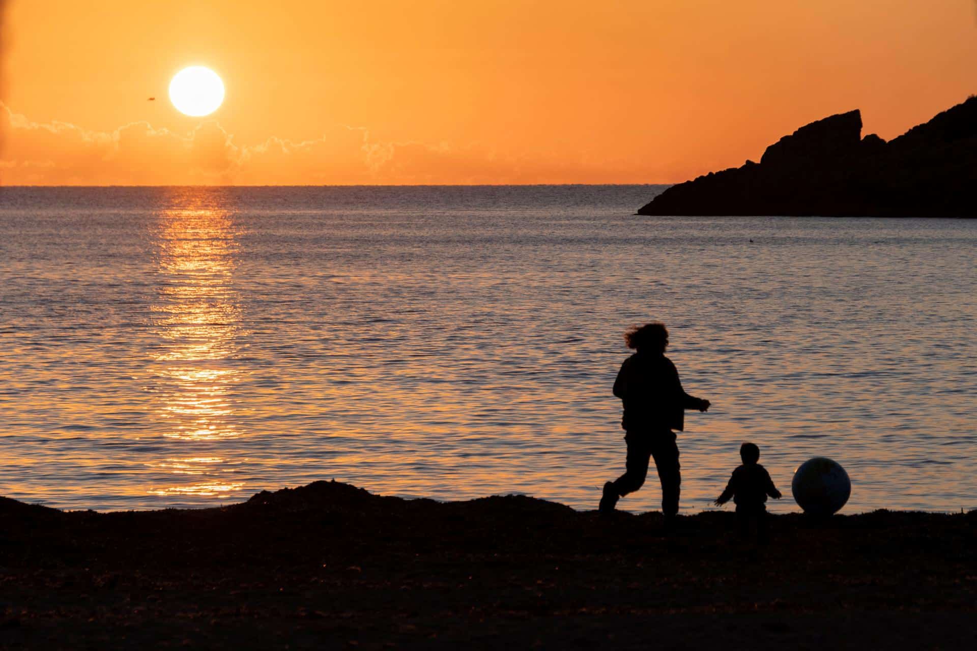 En la imagen de archivo, una familia disfruta de las últimas horas de sol en la Playa de Es Geparut de Sant Elm, en Mallorca. EFE/Cati Cladera