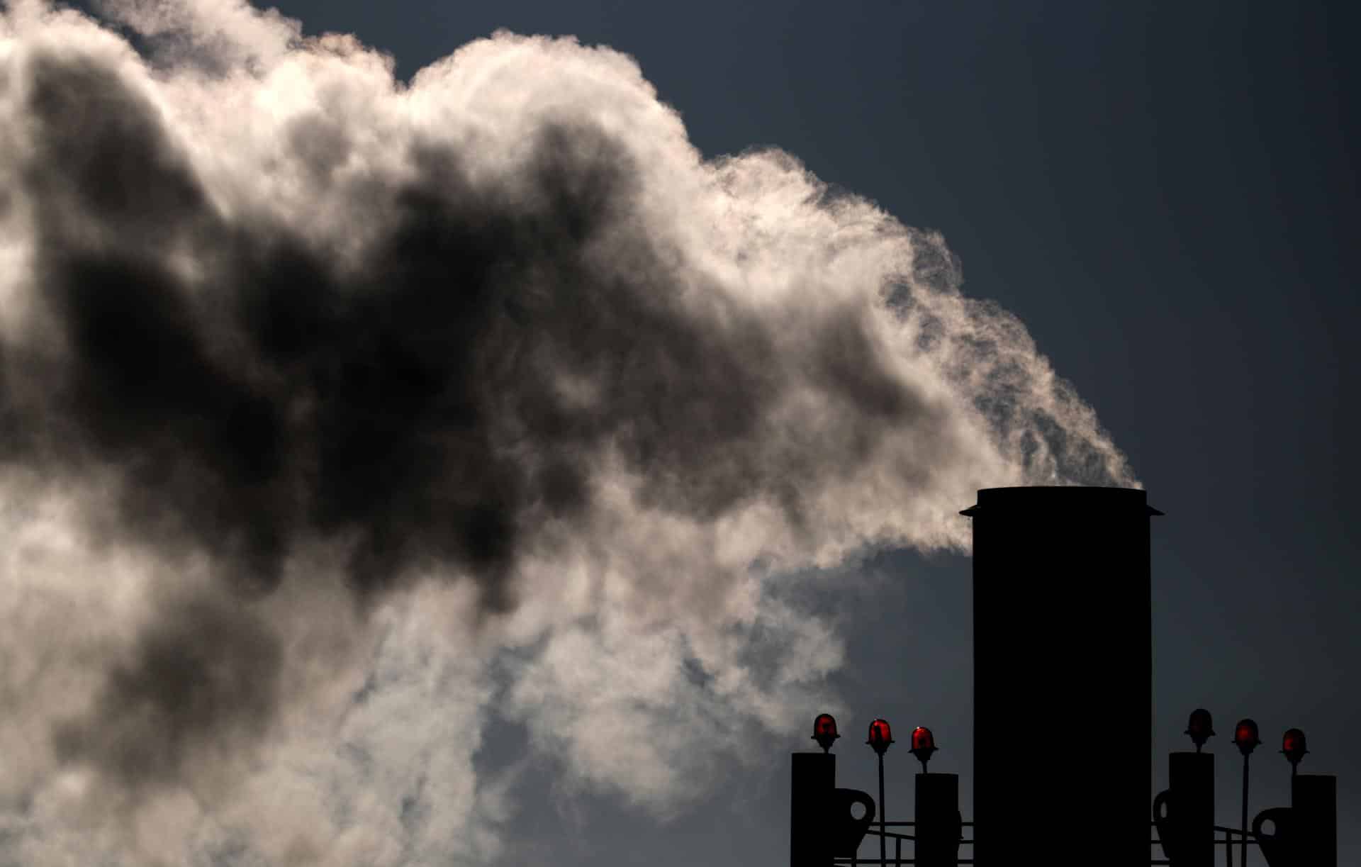 En la imagen de archivo, una columna de humo emerge de una chimenea de la caldera de gas de una vivienda durante un día a 14 grados bajo cero en Moscú (Rusia). EFE/ Maxim Shipenkov