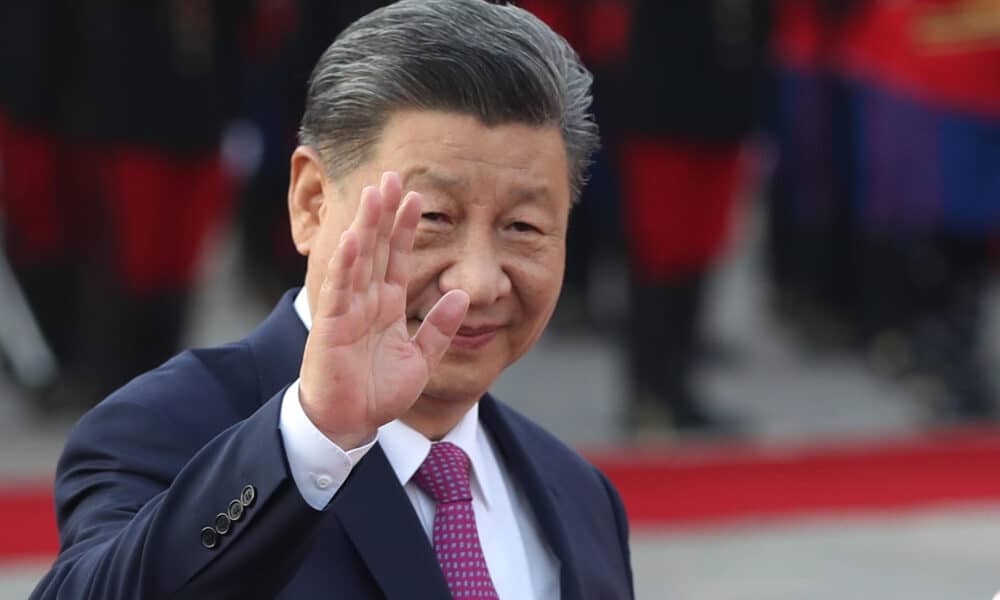 El presidente de China, Xi Jinping, saluda a su llegada este jueves al Palacio de Gobierno en Lima (Perú). EFE/Paolo Aguilar