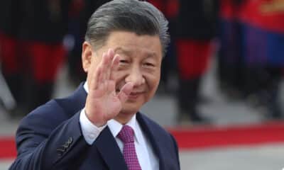 El presidente de China, Xi Jinping, saluda a su llegada este jueves al Palacio de Gobierno en Lima (Perú). EFE/Paolo Aguilar