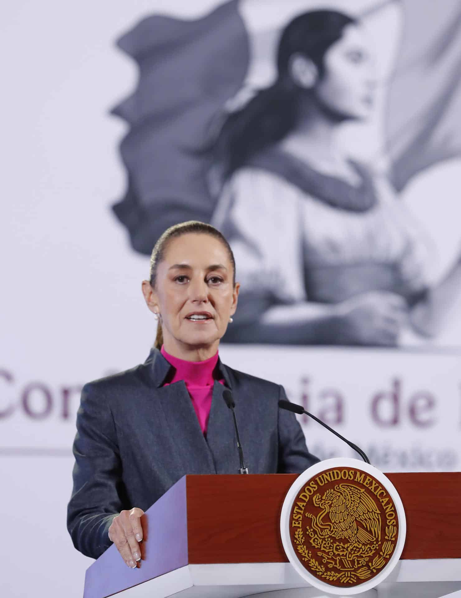 La presidenta de México, Claudia Sheinbaum, participa durante una rueda de prensa este viernes, en Palacio Nacional en Ciudad de México (México). EFE/ Mario Guzmán