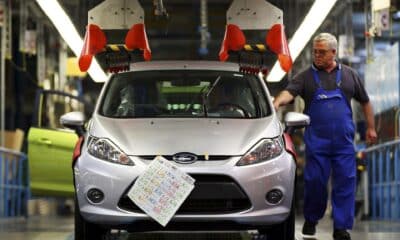 Un empleado de Ford inspecciona un modelo Fiesta en la factoría de Ford en Colonia (Alemania) en una imagen de archivo. EFE/Oliver Berg