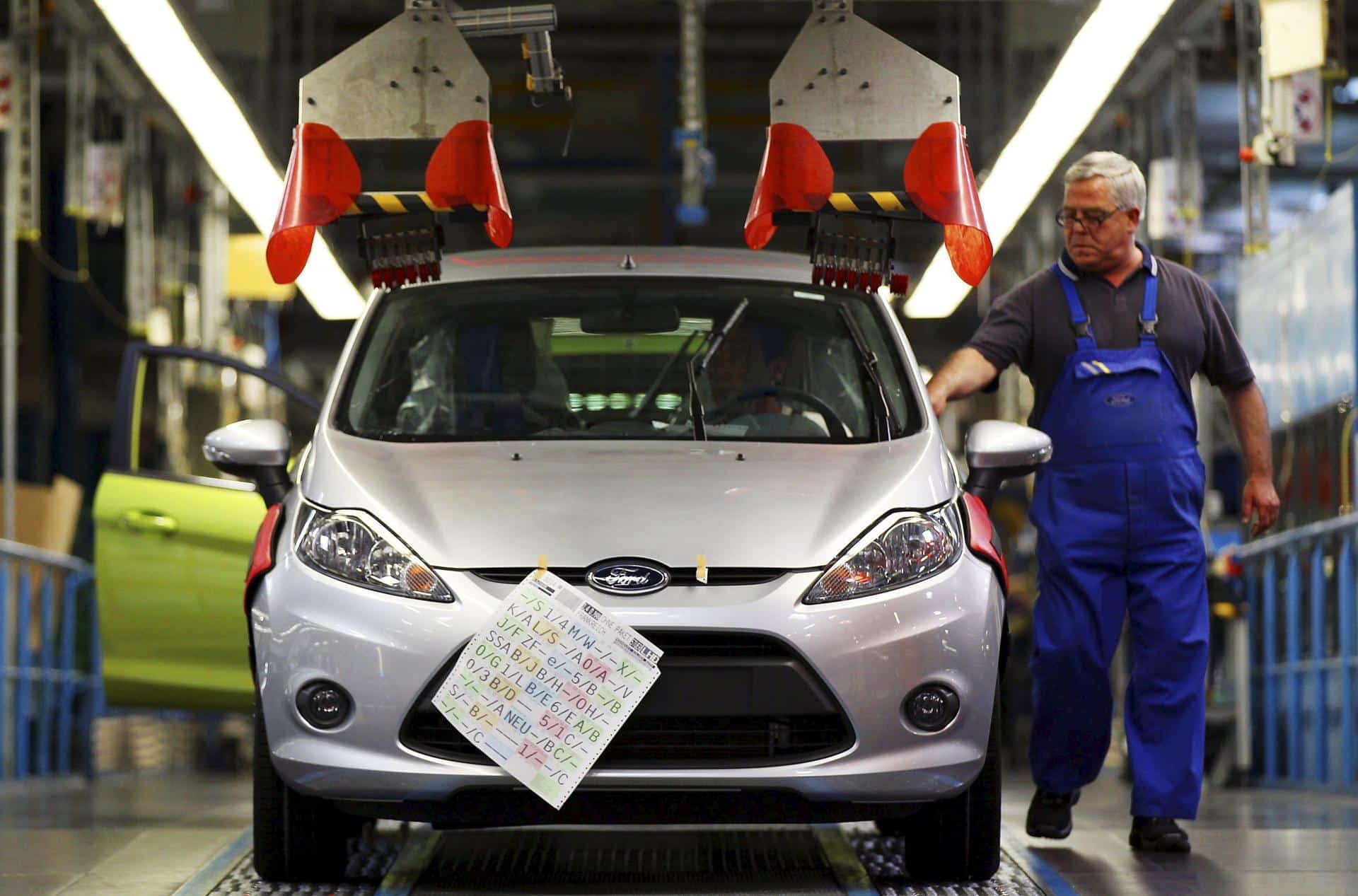 Un empleado de Ford inspecciona un modelo Fiesta en la factoría de Ford en Colonia (Alemania) en una imagen de archivo. EFE/Oliver Berg