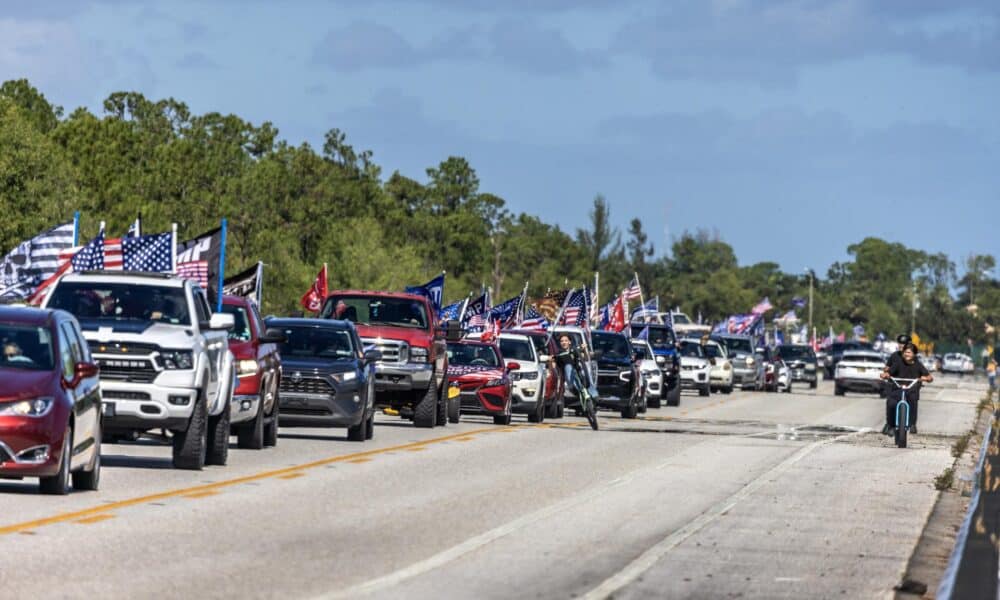 Partidarios del expresidente estadounidense y actual candidato presidencial republicano Donald Trump asisten al 'Desfile de Trump' en West Palm Beach, Florida, EE.UU., el 3 de noviembre de 2024. EFE/EPA/Cristobal Herrera-Ulashkevich