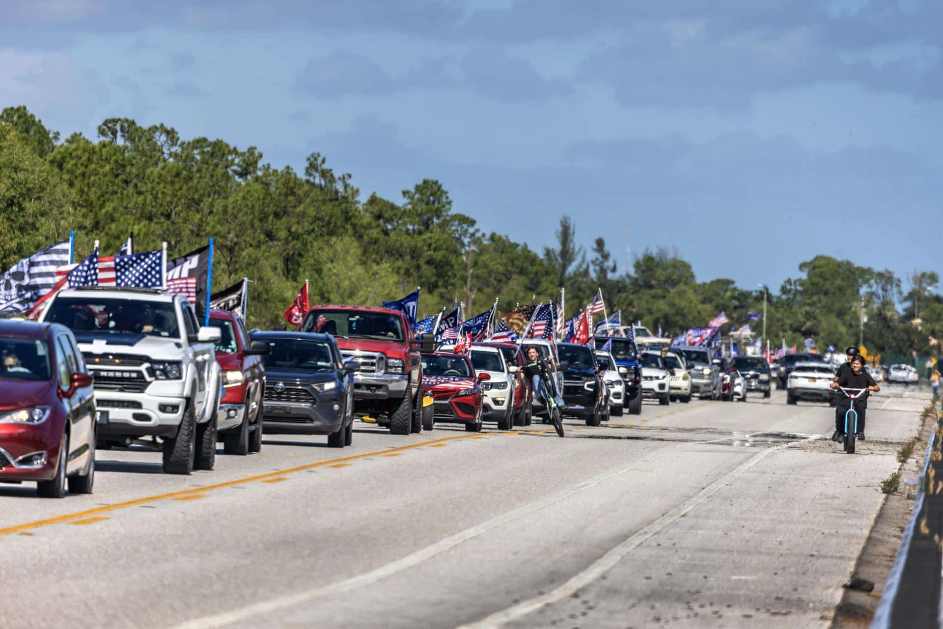 Partidarios del expresidente estadounidense y actual candidato presidencial republicano Donald Trump asisten al 'Desfile de Trump' en West Palm Beach, Florida, EE.UU., el 3 de noviembre de 2024. EFE/EPA/Cristobal Herrera-Ulashkevich