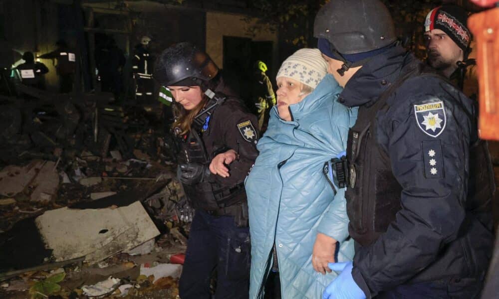 Los equipos de rescate ayudan a una mujer tras un ataque con bomba planeadora contra un edificio residencial en Járkov, Ucrania, el 8 de noviembre de 2024. EFE/EPA/SERGEY KOZLOV