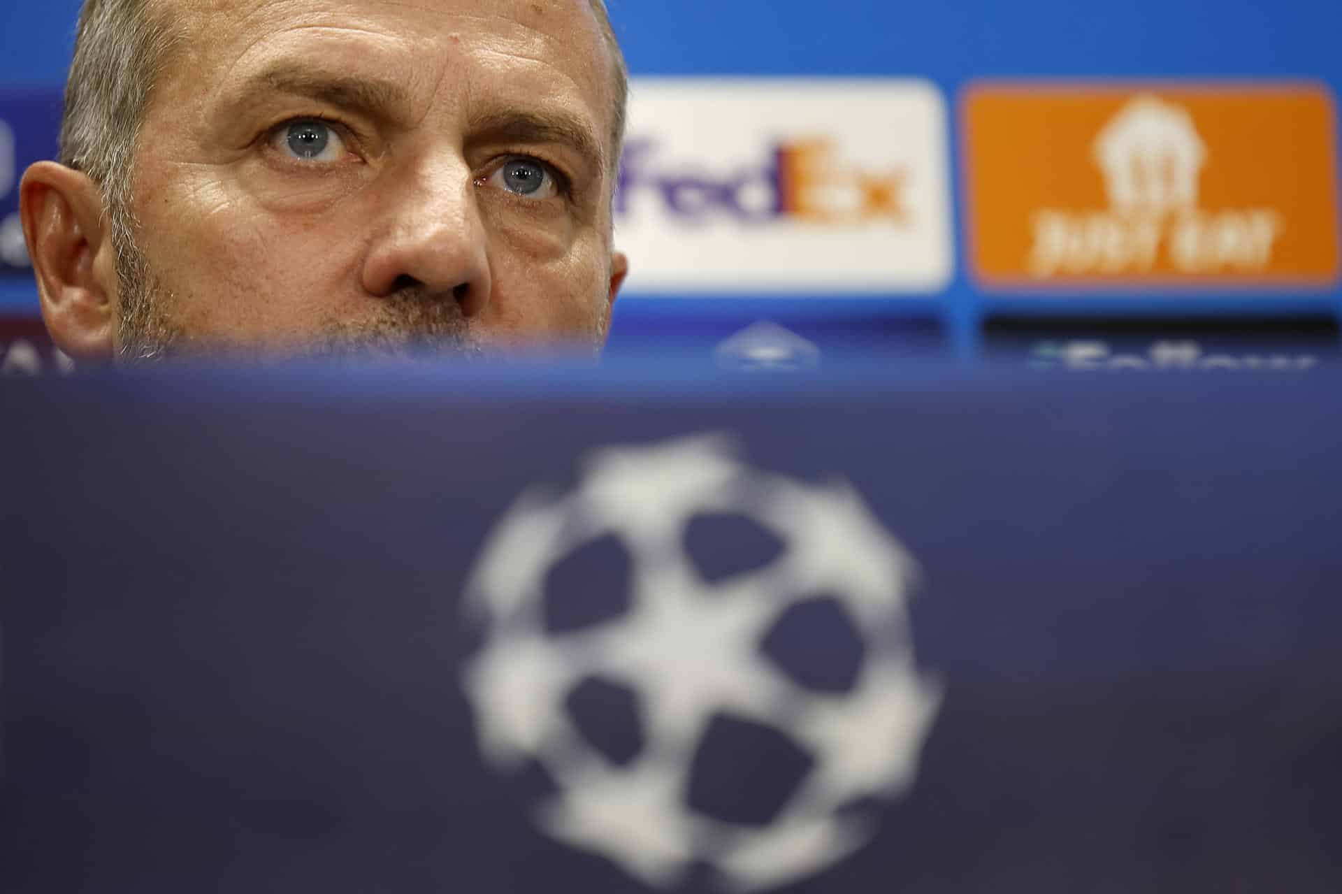 El entrenador del FC Barcelona, Hansi Flick, durante la rueda de prensa posterior al entrenamiento del equipo blaugrana en la Ciudad Deportiva Joan Gamper. EFE/Alberto Estévez