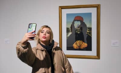 Una joven se hace un selfie Picasso, ante el cuadro 'Retrato de Boticelli', del pintor Aydin Aghdashloo, en el Museo de Arte Contemporáneo de Teherán. EFE/Jaime León