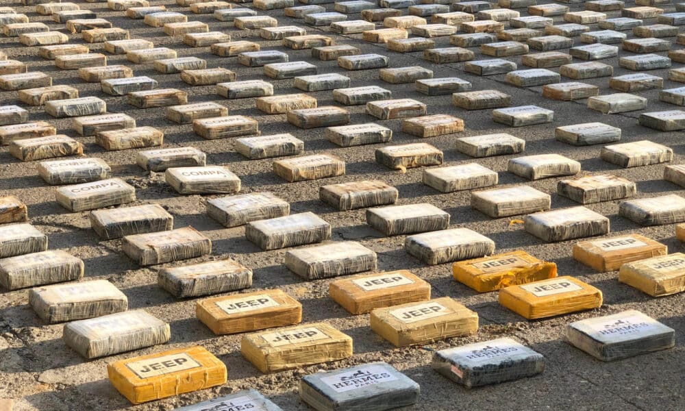 Fotografía que muestra un cargamento de droga decomisado este miércoles en Cofradía, departamento de Cortés al norte de Honduras. EFE/José Valle