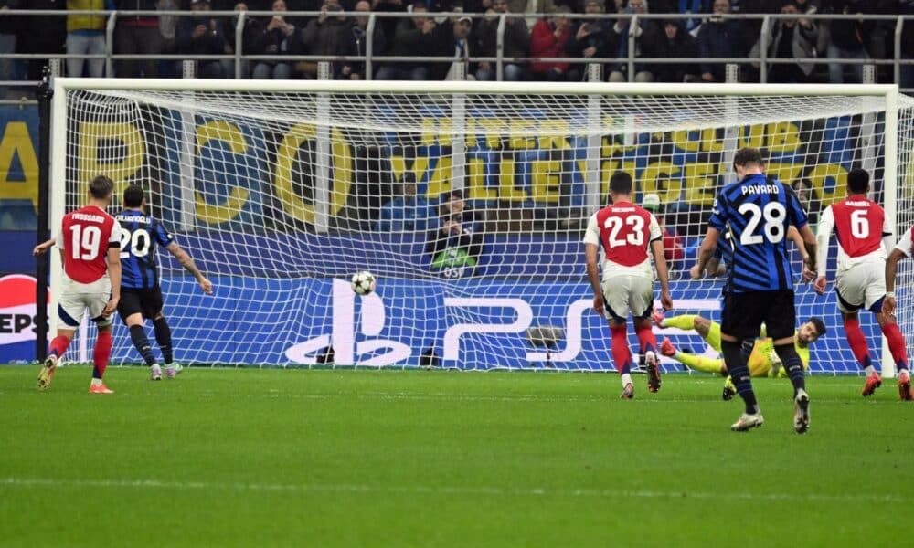 El jugador del Inter Milan Hakan Calhanoglu (2-I) marca el 1-0 durante el patido de la UEFA Champions League que han jugado Inter y Arsenal FC en el Giuseppe Meazza stadium de Milan, Italia. EFE/EPA/NICOLA MARFISI